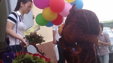 Vụ tỏ tình công khai bị từ chối của chàng gấu bông gây xôn xao gần đây