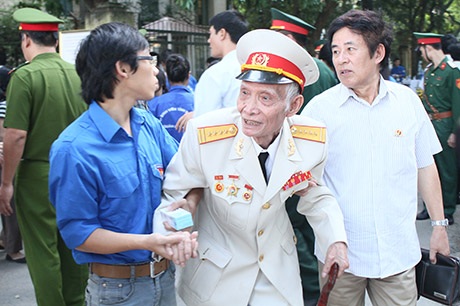 Lực lượng chức năng hỗ trợ Đại tá Đinh Thế Hinh vào viếng