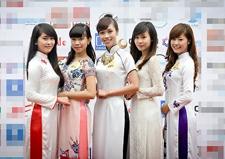 111 nữ sinh và người nhà có mặt trong vòng sơ khảo