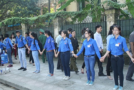 Thanh niên tình nguyện hỗ trợ công các trật tự