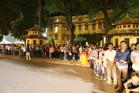 Đoàn người xếp hàng vào viếng Đại tướng Võ Nguyên Giáp