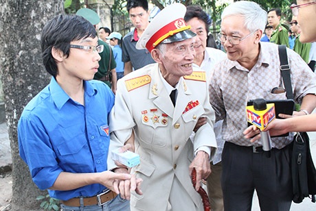 Ông được nhiều người quan tâm thăm hỏi