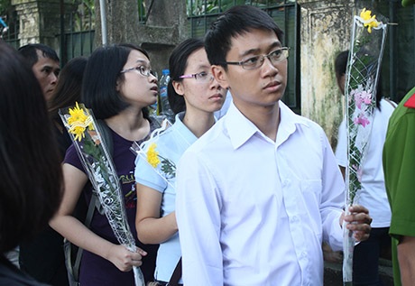 Bạn trẻ xếp hàng dâng hoa tới Đại tướng