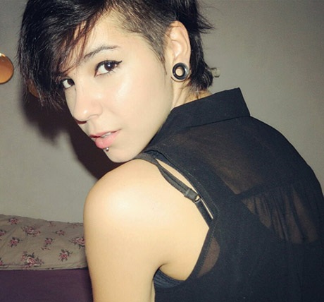 Shïné Bouhours có ngoại hình cá tính