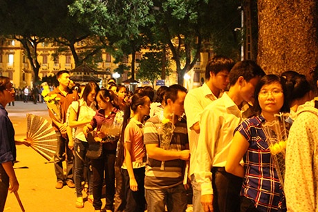 19h30, đoàn người vẫn lặng lẽ xếp hàng chờ vào viếng