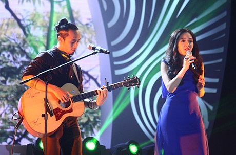 Anh Khoa đệm đàn cho ca khúc Nồng nàn Hà Nội