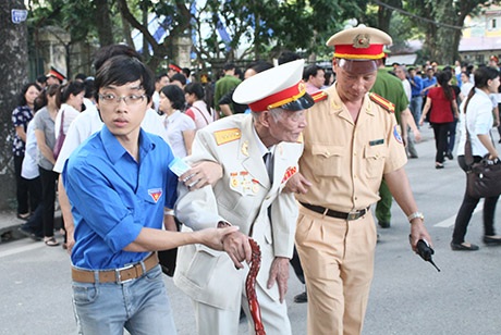 Lực lượng chức năng hỗ trợ Đại tá Đinh Thế Hinh vào viếng