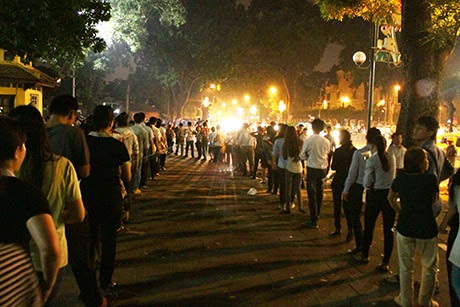 19h30, đoàn người vẫn lặng lẽ xếp hàng chờ vào viếng