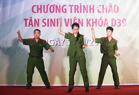 Phút hồn nhiên của các chiến sĩ cảnh sát tương lai trong điệu nhảy flashmob