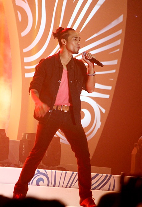 Rocker miền Nam trình diễn hai ca khúc Sắc màu và Beautiful night