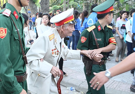 Thiếu tướng Triệu Huy Hùng, người cũng đã 90 tuổi đến viếng Đại tướng Võ Nguyên Giáp
