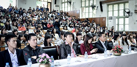 111 nữ sinh và người nhà có mặt trong vòng sơ khảo