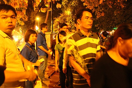 Những người đã vào viếng chưa vội ra về, cùng nhau ngồi vỉa hè, trò chuyện về vị anh hùng dân tộc