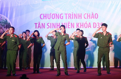 Phút hồn nhiên của các chiến sĩ cảnh sát tương lai trong điệu nhảy flashmob