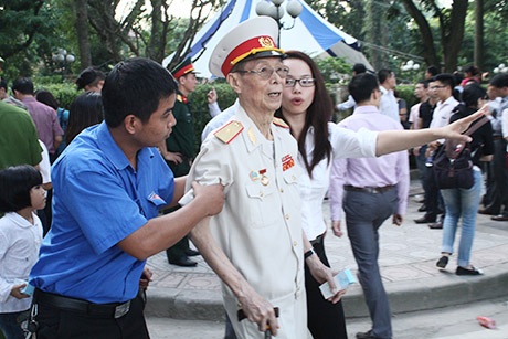 Thiếu tướng Triệu Huy Hùng, người cũng đã 90 tuổi đến viếng Đại tướng Võ Nguyên Giáp