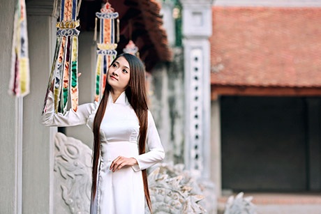 Nữ sinh có mái tóc dài duyên dáng trong tà áo dài trắng - 5 Mai Châm
