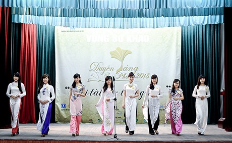 Thí sinh trình diễn catwalk