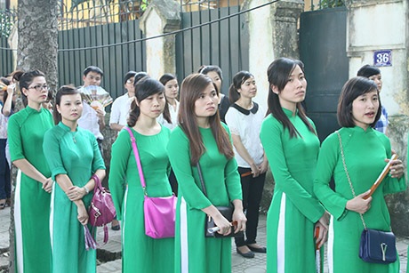 Các cô gái mặc áo dài đến viếng