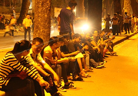 Những người đã vào viếng chưa vội ra về, cùng nhau ngồi vỉa hè, trò chuyện về vị anh hùng dân tộc