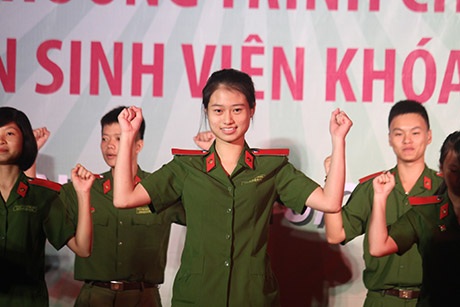 Phút hồn nhiên của các chiến sĩ cảnh sát tương lai trong điệu nhảy flashmob