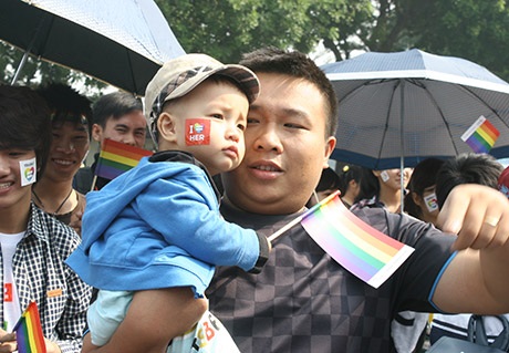 Phụ huynh đưa con nhỏ đi dự hội