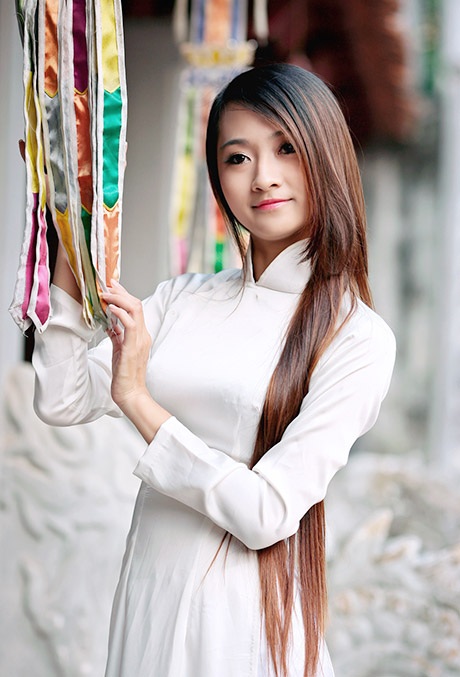 Nữ sinh có mái tóc dài duyên dáng trong tà áo dài trắng - 6 Mai Châm