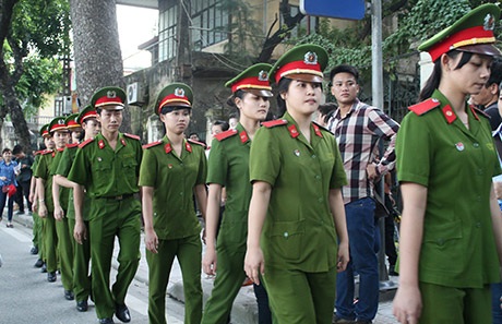 Sinh viên HV Cảnh sát nhân dân xếp hàng