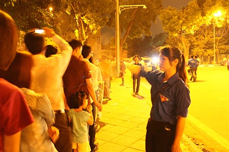 Thanh niên tình nguyện làm nhiệm vụ ổn định trật tự