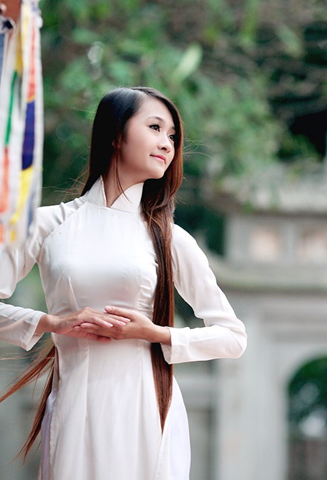 Nữ sinh có mái tóc dài duyên dáng trong tà áo dài trắng - 7 Mai Châm
