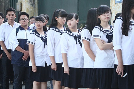 Học sinh THPT Lương Thế Vinh đợi tới lượt vào viếng