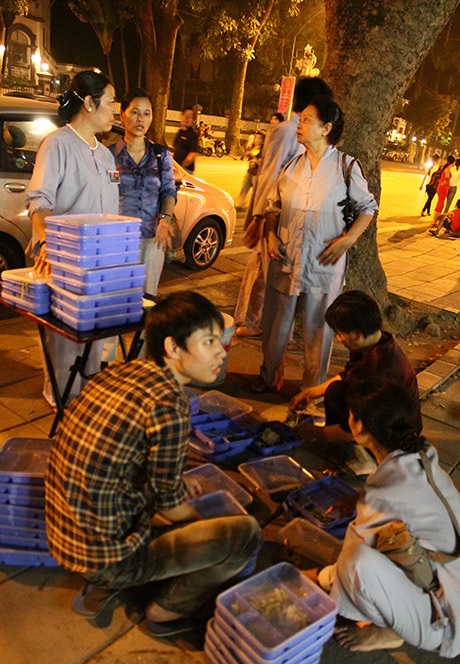 Bữa cơm miễn phí của nhà chùa ấm lòng người dân trong lúc xếp hàng chờ đợi