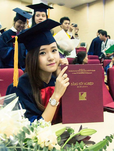 Midu đẹp rạng ngời trong ngày tốt nghiệp đại học - 7 Tấm bằng tốt nghiệp là kết quả của 5 năm học tập