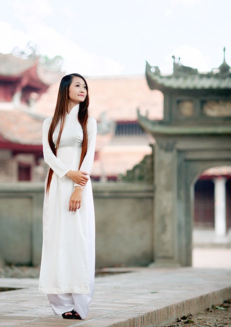 Nữ sinh có mái tóc dài duyên dáng trong tà áo dài trắng - 8 Mai Châm