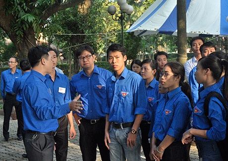 Thanh niên Thủ đô tình nguyện phục vụ đồng bào thăm viếng Đại tướng - 2 Thanh niên tình nguyện Thủ đô phân công công tác phục vụ bà con đến viếng Đại tướng