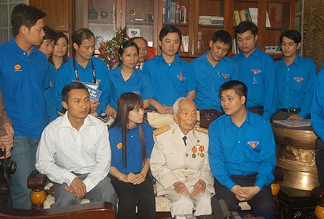 Thanh niên Thủ đô tình nguyện phục vụ đồng bào thăm viếng Đại tướng - 3 Tuổi trẻ Thủ đô thăm và chúc thọ Đại tướng Võ Nguyên Giáp khi Bác còn sống
