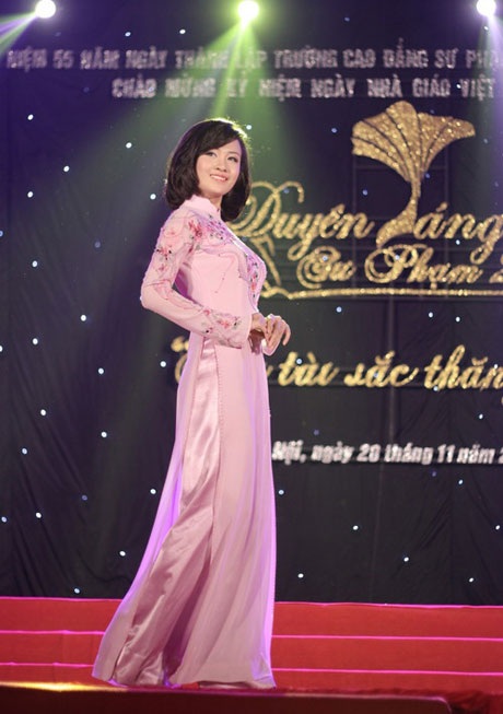 Trang phục áo dài mở màn cho các phần thi
