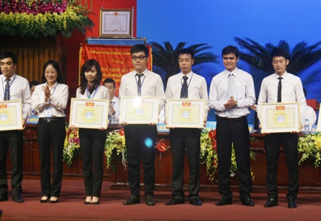 Khen thưởng những cơ sở Hội Sinh viên có thành tích xuất sắc nhiệm kỳ 2008-2013