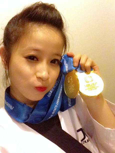 “Hoa khôi” taekwondo Tuyết Vân tiếp tục "gặt" HCV thế giới - 2 Châu Tuyết Vân khoe hai tấm HCV trên trang Facebook cá nhân