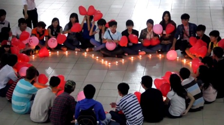 Kết trái tim bằng nến tỏ tình giữa sân trường đại học - 1 Hình trái tim kết bằng nến và bạn bè quây quanh giữa sân trường ĐH Công nghệ TPHCM