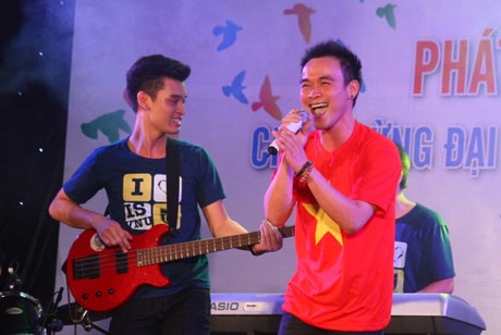 Tiết mục dự thi mở màn của Khoa Quốc tế ĐH Quốc gia với ca khúc 