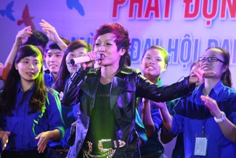 Thái Thuỳ Linh được sinh viên chào đón