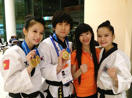 “Hoa khôi” taekwondo Tuyết Vân tiếp tục "gặt" HCV thế giới - 1 Châu Tuyết Vân và đồng đội tự hào với thành tích vừa đạt được