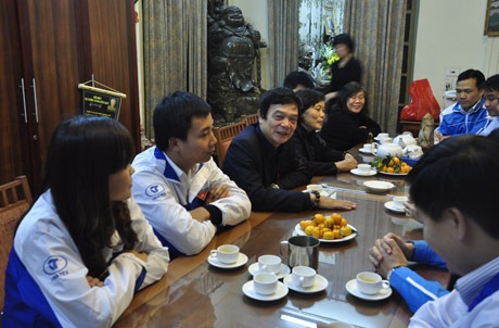 Ông Võ Điện Biên (áo đen) trò chuyện cùng thanh niên Thủ đô