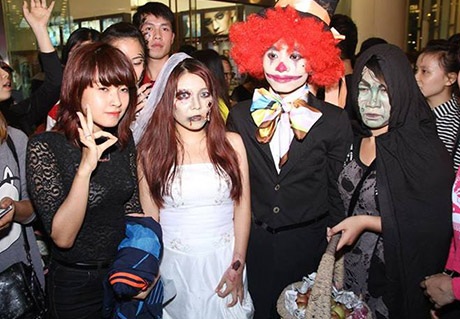 Cô dâu ma, người sói "tung hoành" lễ hội Halloween - 4 Được nhiều người xin chụp ảnh cùng