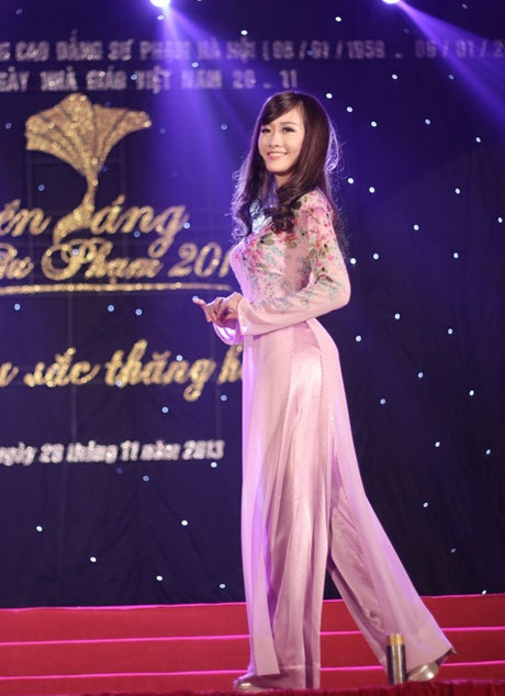 Thần thái của các cô gái biến đổi khi bước sang phần thi trang phục công sở