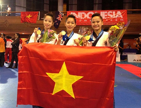 “Hoa khôi” làng võ Châu Tuyết Vân phấn khởi khoe HCV thế giới - 4 Đội Việt Nam mừng chiến thắng của ba cô gái