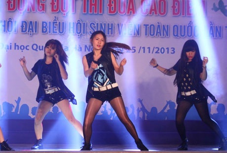 Màn nhảy hiện đại của nữ sinh ĐH Quốc gia