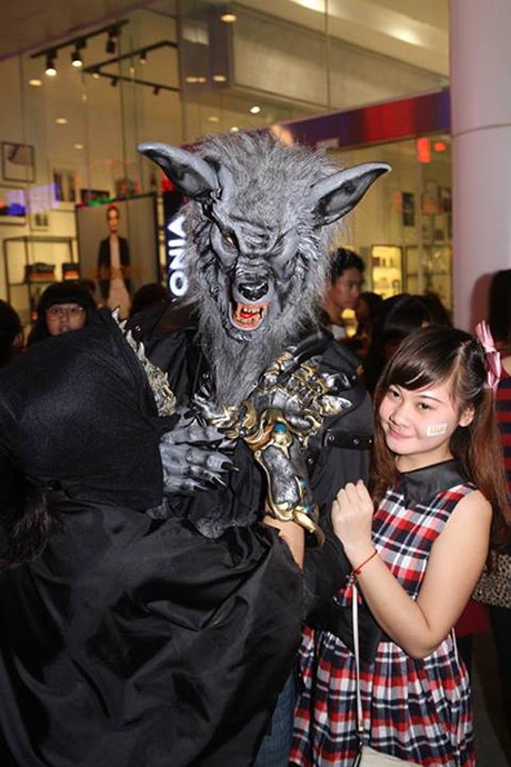 Cô dâu ma, người sói "tung hoành" lễ hội Halloween - 6 Những hoá trang đáng chú ý khác tại đêm tiệc Halloween của giới trẻ Hà thành