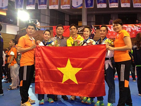 “Hoa khôi” làng võ Châu Tuyết Vân phấn khởi khoe HCV thế giới - 5 Đội Việt Nam mừng chiến thắng của ba cô gái