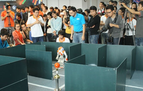 Khán giả và các lập trình viên trẻ tuổi hồi hộp theo dõi robot lấy chiếc cúp trong vòng thi Mê cung
